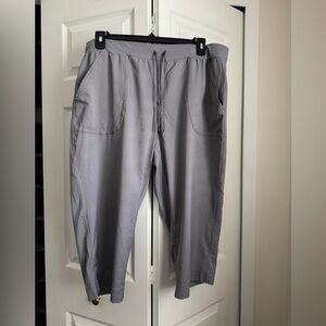 St John’s Bay light gray capri pants 100% polyester. size XL